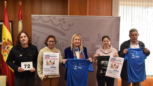 Pepe Martínez, miembro del grupo musical Los Trócolos; e Ilois Ordelina Borges, usuaria de la misma entidad, en representación de Plena Inclusión Castilla y León; Yolanda de Gregorio, delegada territorial; Edurne Orte, delegada en Soria de la Federación de Atletismo de Castilla y León; y José Luis García, presidente de Asamis Soria (Asociación Soriana de Ayuda a las Personas con Discapacidad Intelectual y sus Familias) en la presentación de los actos. 