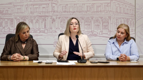 Carlos S. Campillo / ICAL. La concejala de Fiestas del Ayuntamiento de León, Camino Orejas, presenta un avance de la programación de las Fiestas de San Juan y San Pedro