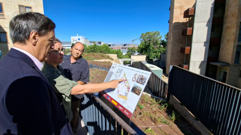 El Alcalde, Carlos García Carbayo, durante la visita al Cerro de San Vicente
