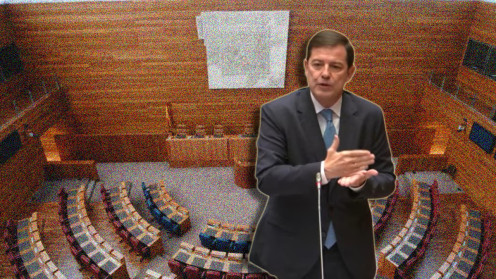Alfonso Fernández Mañueco interviene en el pleno de las Cortes, en un momento de máxima tensión política en Castilla y León.