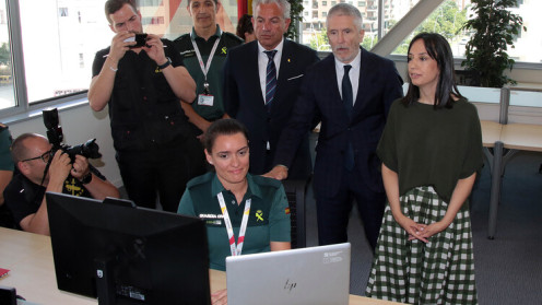 El ministro del Interior, Fernando Grande-Marlaska, presenta el sistema de denuncia telemática de la Guardia Civil, acompañado por el delegado del Gobierno en Castilla y León, Nicanor Sen, la directora general de la Guardia Civil, Mercedes González, y el director del Instituto Nacional de Ciberseguridad, Félix Barrio/ICAL.