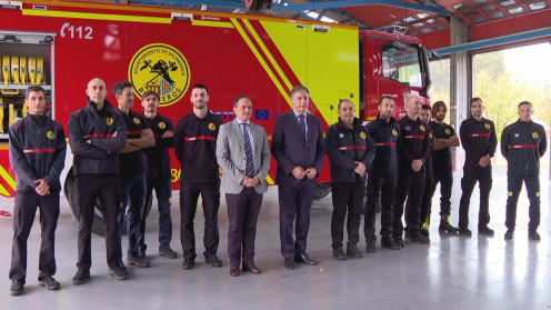 El Alcalde, Carlos García Carbayo junto al Cuerpo de Bomberos posando delante del nuevo vehículo