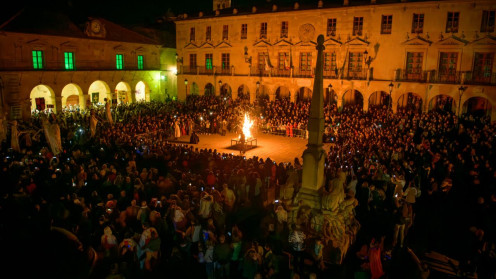 La Plaza Mayor de Soria se llenó de gente para ver el desfile de Las Ánimas. Foto: Concha Ortega. 