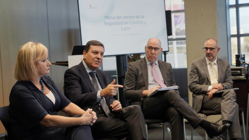 ICAL. El consejero de Economía y Hacienda, Carlos Fernández Carriedo, y la de Industria y Empleo, Leticia García, mantienen un encuentro para potenciar el sector de Defensa y Seguridad.