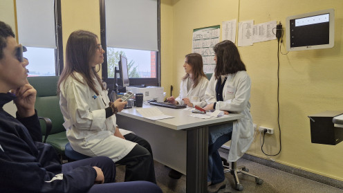 Un paciente se revisa la vista con la óptica del Cura y las oftalmólogas Criado y Aizpuru