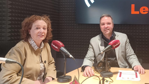  La directora de Cáritas Diocesana de León, Aurora Baza, junto a Arturo Martínez, director de Es la Mañana de León .