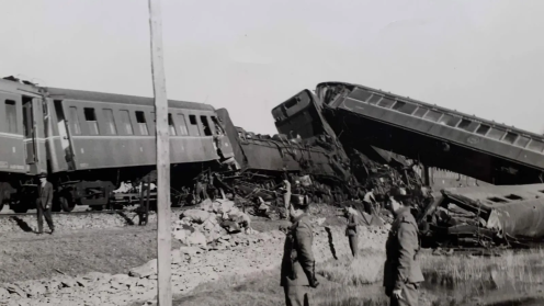 Dos guardias civiles contemplan los restos del accidente de Villar de los Álamos