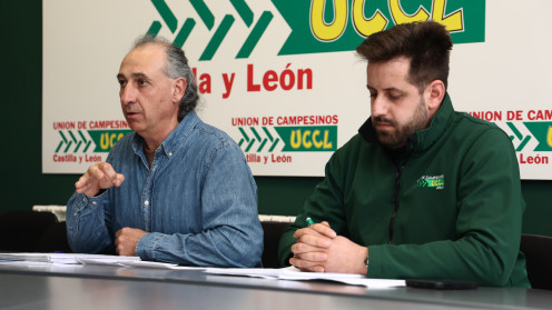 ICAL. El coordinador de UCCL, Jesús Manuel González-Palacín, y el responsable de Vacuno de Leche, David Alonso, alertan de una bajada en los precios.
