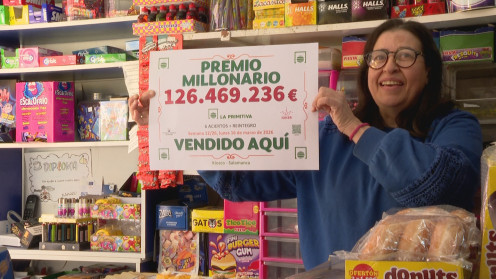 Marisa Miguel, la propietaria del quiosco El Puente, celebra el premio más grande en la historia de la Lotería Primitiva