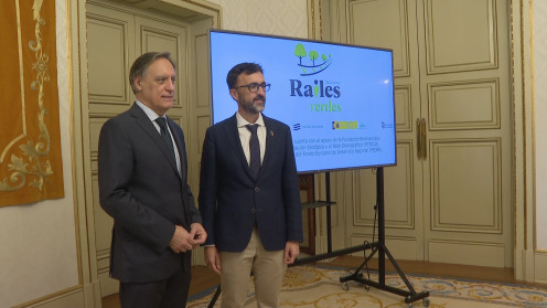 El Alcalde, Carlos García Carbayo, junto al Director de la Fundación Biodiversidad, Félix Romero