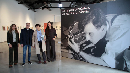 La concejala de Acción y Promoción Cultural, Elena Aguado, y el comisario de la muestra, Chema Conesa, inauguran la exposición de Carlos Saura  ‘Una vida tras la cámara’ / ICAL 