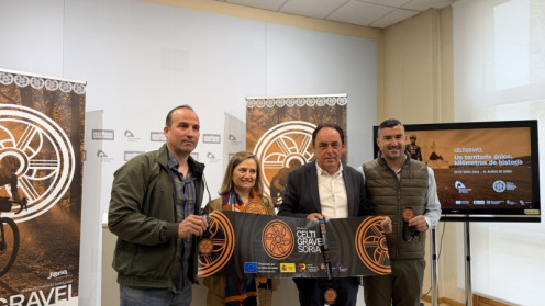 Selu, director técnico del programa, Elia Jiménez, diputada de turismo, Benito Serrano, presidente de la Diputación, y Rubén Andrés, director de Deporama. 