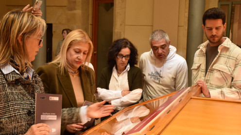 La delegada territorial, Yolanda de Gregorio, ha asistido a la apertura de la muestra, junto al presidente de AFOMIC, Juan Carlos Rodrigo; la jefa del Servicio Territorial de Cultura, Turismo y Deporte en Soria, Marta Fernández; y la directora del Archivo Histórico Provincial, Auxiliadora Sánchez. 
