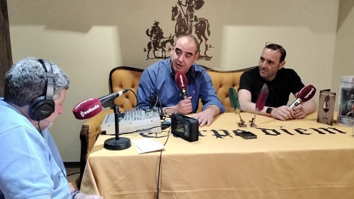  El gerente de la Vermutería Cervantes, Javier Sáenz de Miera, junto al maestro vermutero, Miguel Fernández de Paz, durante la entrevista en el programa Manos Arriba 
