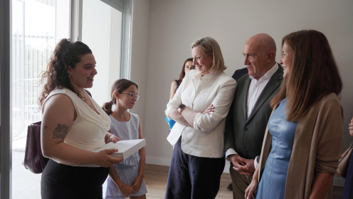 ICAL. La vicepresidente segunda de la Junta, Isabel Blanco, entrega las llaves de 59 nuevas viviendas colaborativas para jóvenes.