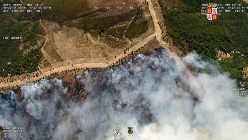 JCyL | Vista aérea de las labores de extinción del incendio forestal en Hermisende mediante helicópteros y medios de la Junta