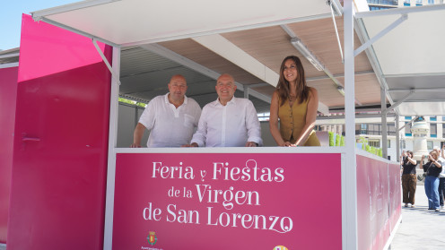 Las autoridades en la Feria de Día con motivo de las fiestas de la Virgen de San Lorenzo. esRadio