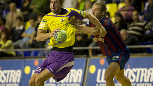Óscar con la camiseta del BM Valladolid