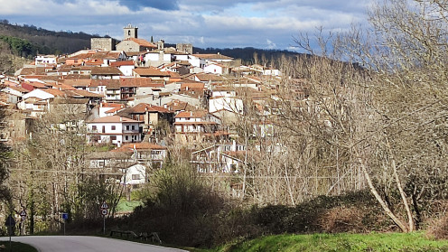 La localidad de Montemayor de Río está ubicada al sur de la provincia de Salamanca