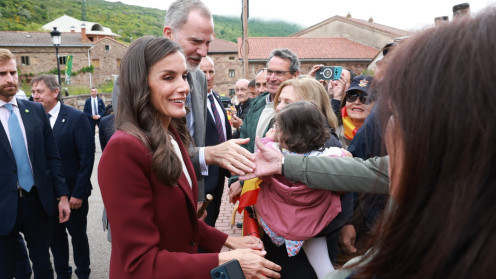 Felipe VI y la reina Letizia saludan a una multitud emocionada frente al Ayuntamiento de Brañosera durante el 1.200 aniversario del Fuero