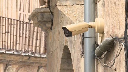 Una de las nuevas cámaras de video vigilancia en la Plaza Mayor