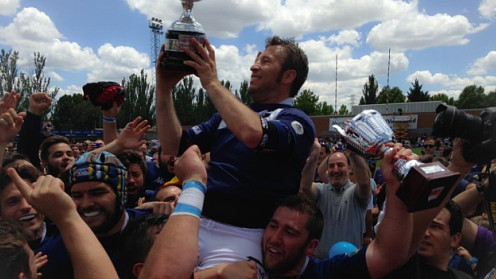 "Urullo" levantando uno de los numerosos trofeos ganados 