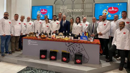 El Presidente de la Diputación, Javier Iglesias, posa junto a los productores participantes