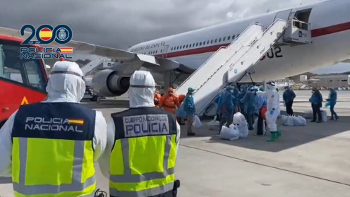 Avión del Ejército del Aire en la pista del aeropuerto de Tenerife Sur preparado para el traslado de los ciudadanos españoles repatriados del crucero.