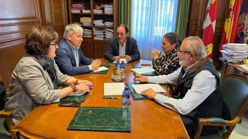 Imagen del encuentro mantenido entre el alcalde de Soria, Javier Antón, y el presidente de la Diputación Provincial, Benito Serrano, acompañados por la teniente de alcalde Ana Alegre, y los vicepresidentes de Diputación María José Jiménez y José Antonio de Miguel. 