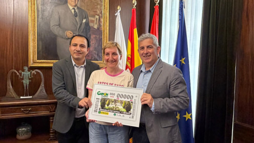 El director de la ONCE en Soria, Alberto Pareja, junto a Yolanda Santos, concejala de Turismo, y el alcalde de Soria, Javier Antón. 