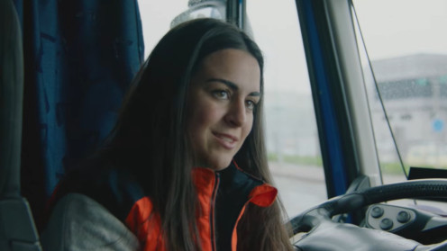 Mujer conductora profesional al volante de un camión de gran tonelaje en una carretera de Castilla y León durante el Día Internacional de la Mujer Conductora.
