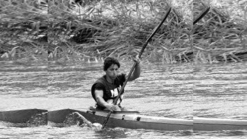 Mara en su piragua en plena prueba