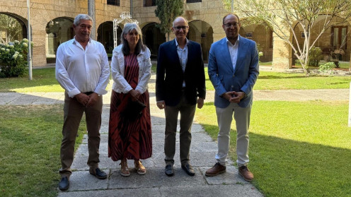 El Presidente de la Diputación, Javier Iglesias, durante su visita a la Residencia