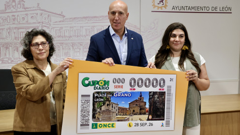 La directora de la ONCE en León, María Quindós, y el alcalde de León, José Antonio Diez, presentan el cupón dedicado a la Plaza del Grano junto a la consejera territorial de ONCE, Mari Ángeles Ramos. Campillo