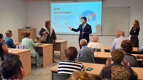 El Concejal de Promoción Económica, César Gómez-Barthe durante su visita al taller