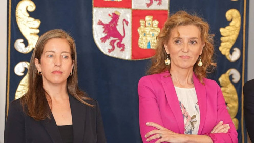 Imagen de Archivo - María del Valle Ares (izquierda) toma posesión como nueva consejera de Educación de la Junta en sustitución de María Pardo (derecha). ICAL