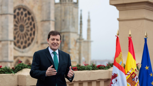 Alfonso Fernández Mañueco durante su discurso de fin de año en la Catedral de León, destacando los logros de Castilla y León.