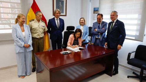 La ministra de Defensa visita la delegación de Defensa en Soria.