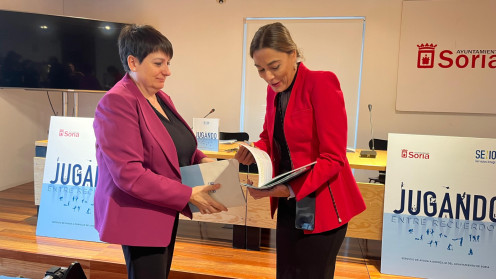 La concejala de Servicios Sociales, Ana Romero, junto a Laura Cantero, delegada social de Clece, en la presentación del proyecto. 