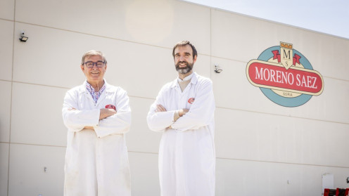 Samuel Moreno, junto a su hijo, en la fabrica de embutidos  Moreno Sáez. 