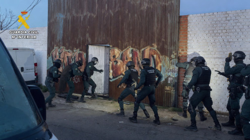 Agentes de la Guardia Civil en la operación contra el robo en entidades bancarias, incluyendo radiales y herramientas de corte.