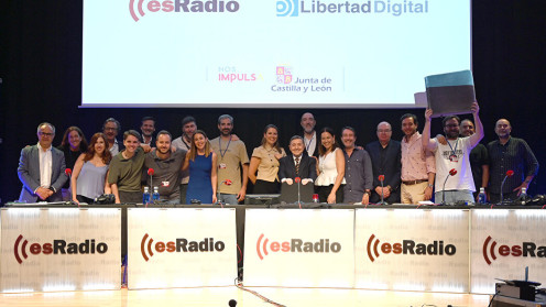 David Alonso Rincón | La foto de familia poniendo el broche final a la temporada, con todo el equipo de Es la Mañana de Federico desde Salamanca.