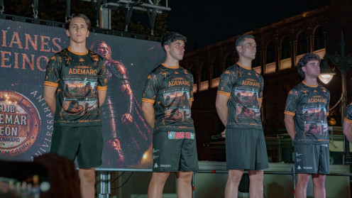 Los jugadores del Ademar posan con la nueva equipación