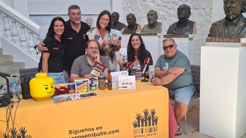 El equipo de Manos Arriba Viajero junto con los miembros del Ayuntamiento de La Bañeza en la Casa de la Poesía