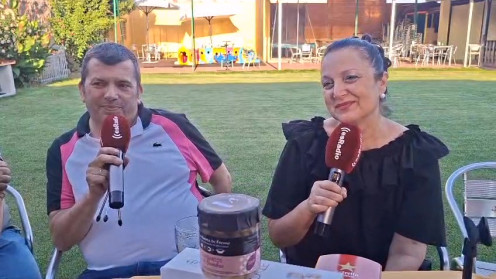 Jimmy Álvarez y María Jesús Cordero analizan el éxito de su variada propuesta de cachopos / MANOS ARRIBA