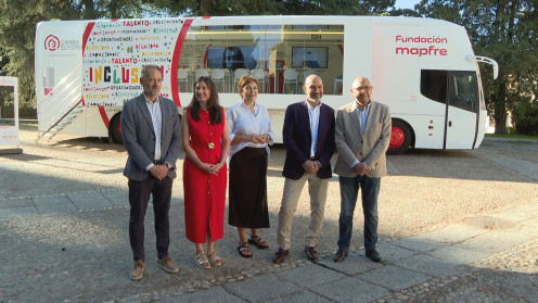 Responsables de Fundación Mapfre, ASPACE y del Ayuntamiento de Salamanca posan delante del autobús
