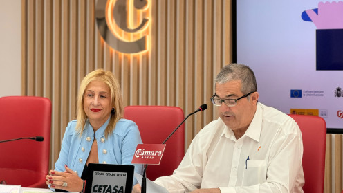 Yolanda de Gregorio, delegada territorial, y Alberto Santamaría, presidente de la Cámara, durante la presentación. 