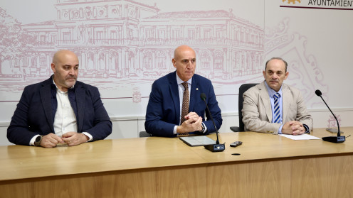 El alcalde de León, José Antonio Diez,  ha acompañado al presidente de Aletic, Juan Carlos Rodríguez, y a su secretario, Agustín Martínez, en la presentación de los V Premios Aletic / ICAL