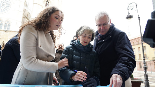 Campillo - La presidenta del PP de León y vicesecretaria de Sanidad y Educación, Ester Muñoz, ofrece una valoración de la actualidad política ante los medios de comunicación. Junto a ella, el senador Antonio Silván, y la concejala, Ana Franco