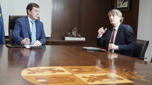 El presidente de la Junta, Alfonso Fernández Mañueco, en la reunión tras el Debate de Estado de la Comunidad con Carlos Martínez, secretario general del PSOE de Castilla y León | ICAL